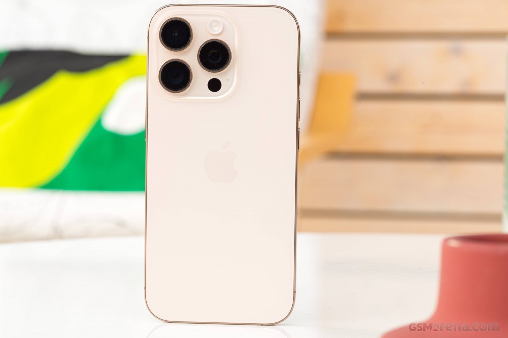 Apple iPhone 16 Pro Max hands-on photo 11