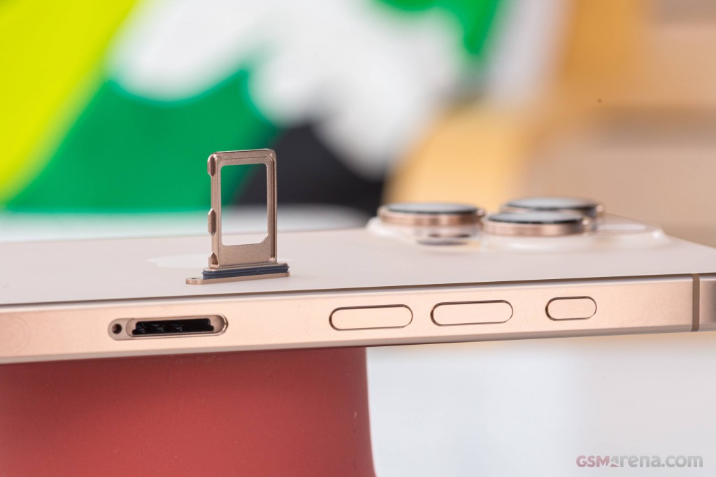 Apple iPhone 16 Pro Max hands-on photo 20