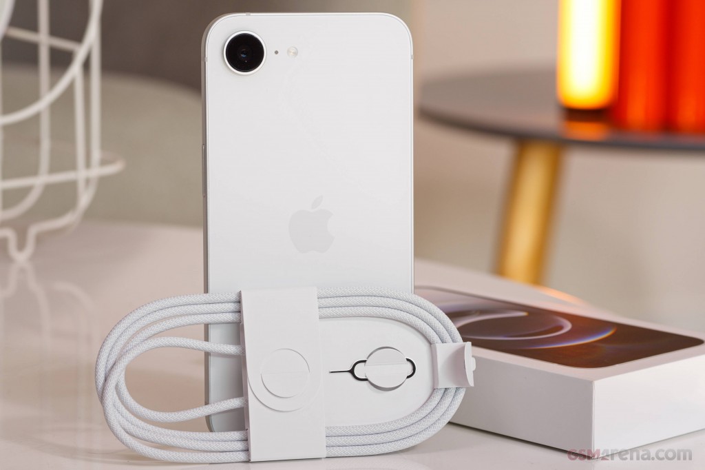 Apple iPhone 16e hands-on photo 1