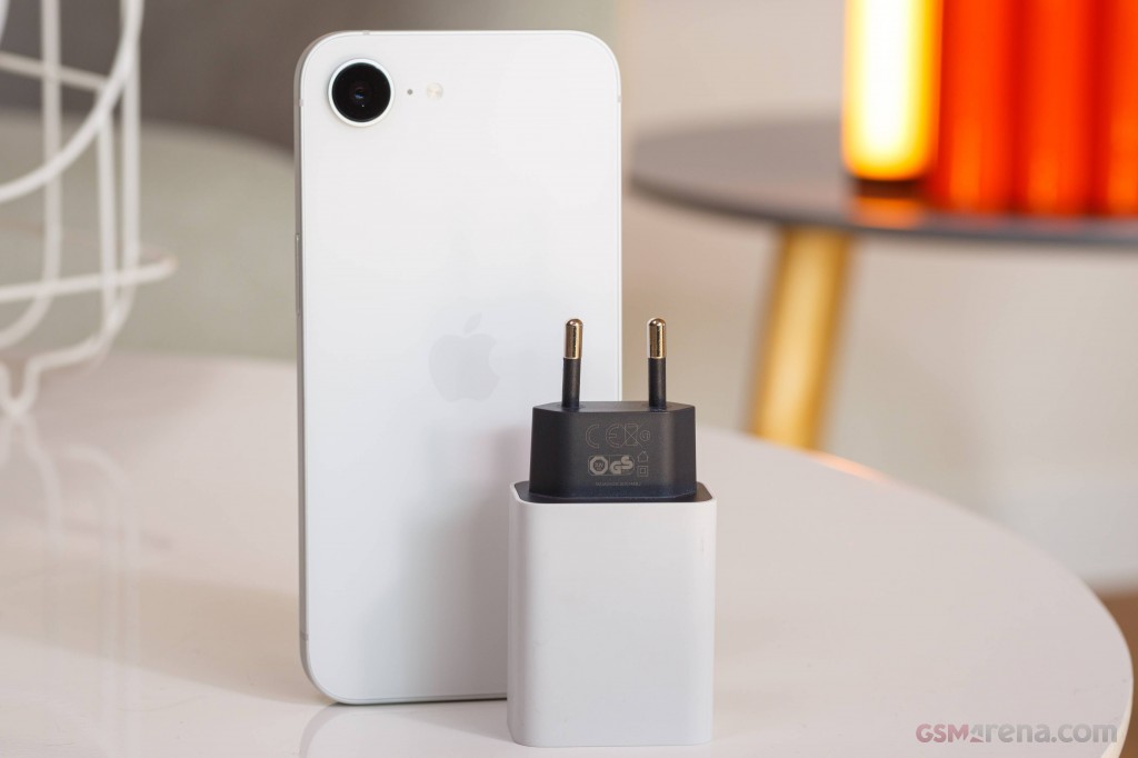 Apple iPhone 16e hands-on photo 2