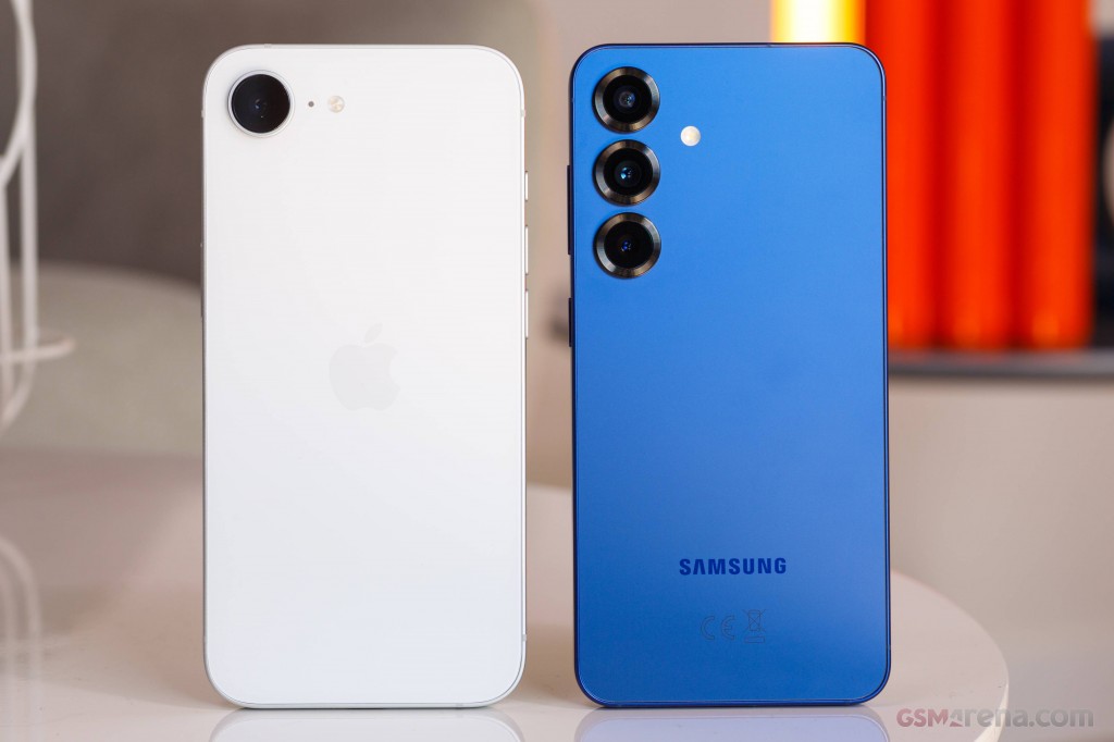Apple iPhone 16e hands-on photo 3
