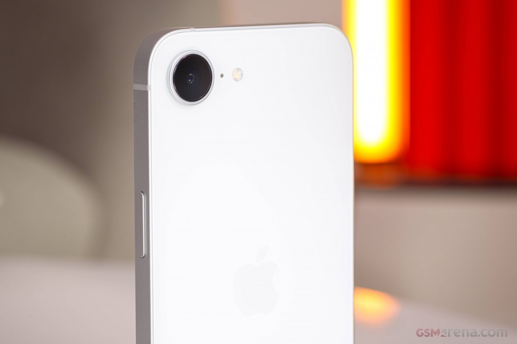 Apple iPhone 16e hands-on photo 8