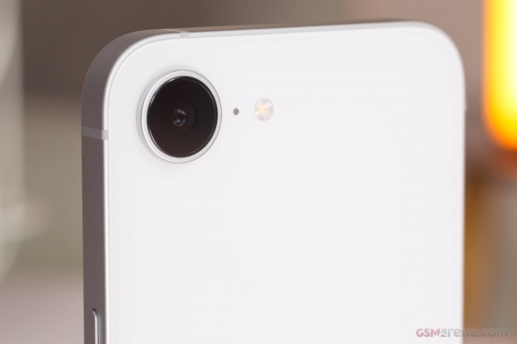 Apple iPhone 16e hands-on photo 9