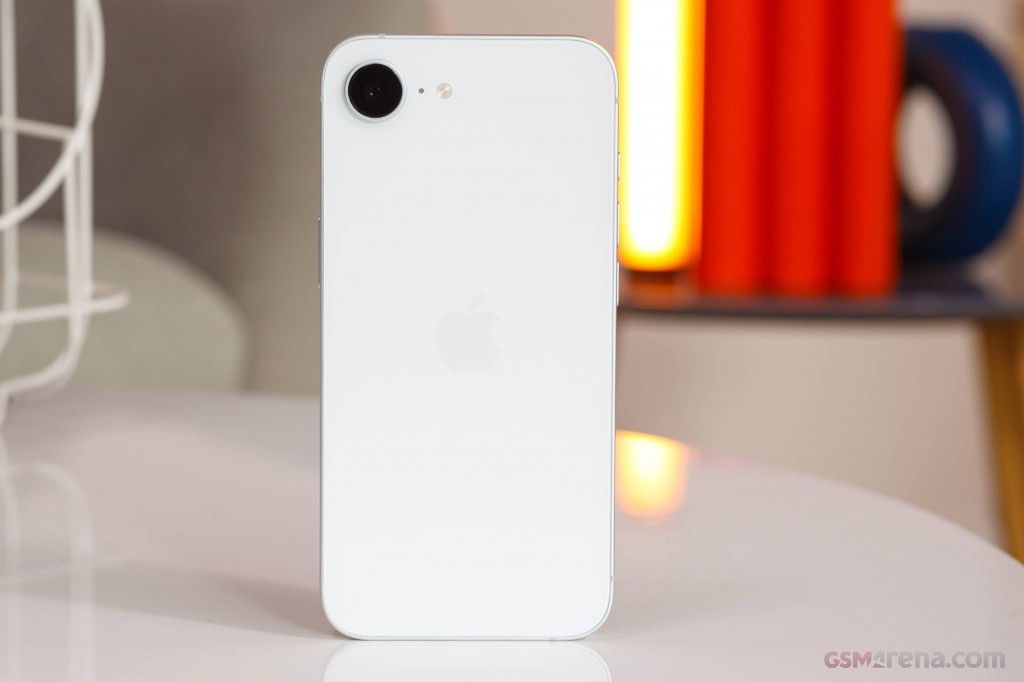 Apple iPhone 16e hands-on photo 10