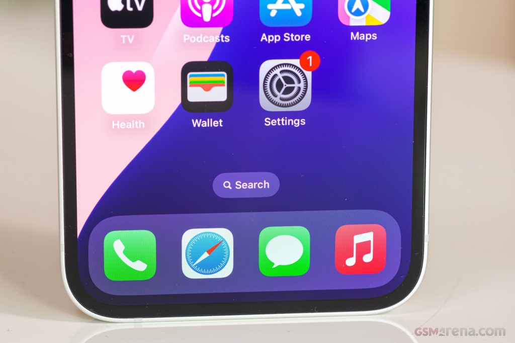 Apple iPhone 16e hands-on photo 13