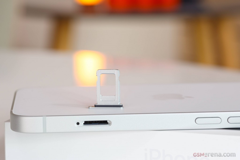Apple iPhone 16e hands-on photo 14