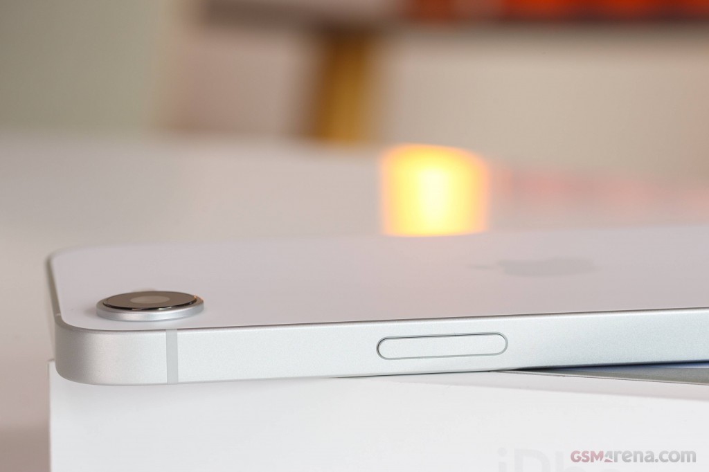 Apple iPhone 16e hands-on photo 16