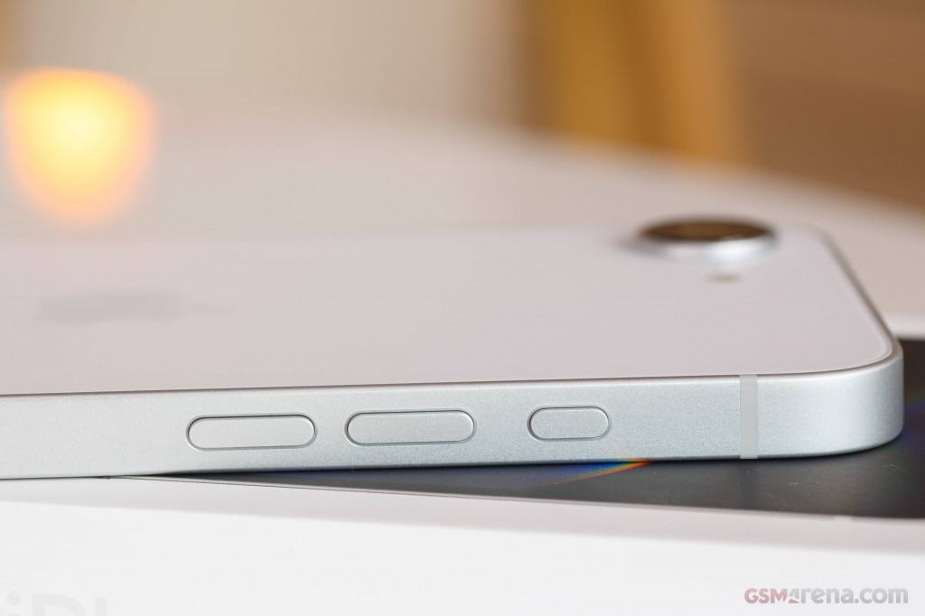 Apple iPhone 16e hands-on photo 17