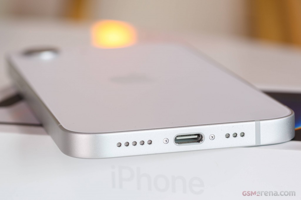 Apple iPhone 16e hands-on photo 18