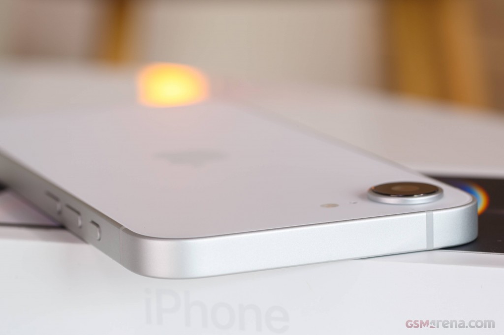 Apple iPhone 16e hands-on photo 19