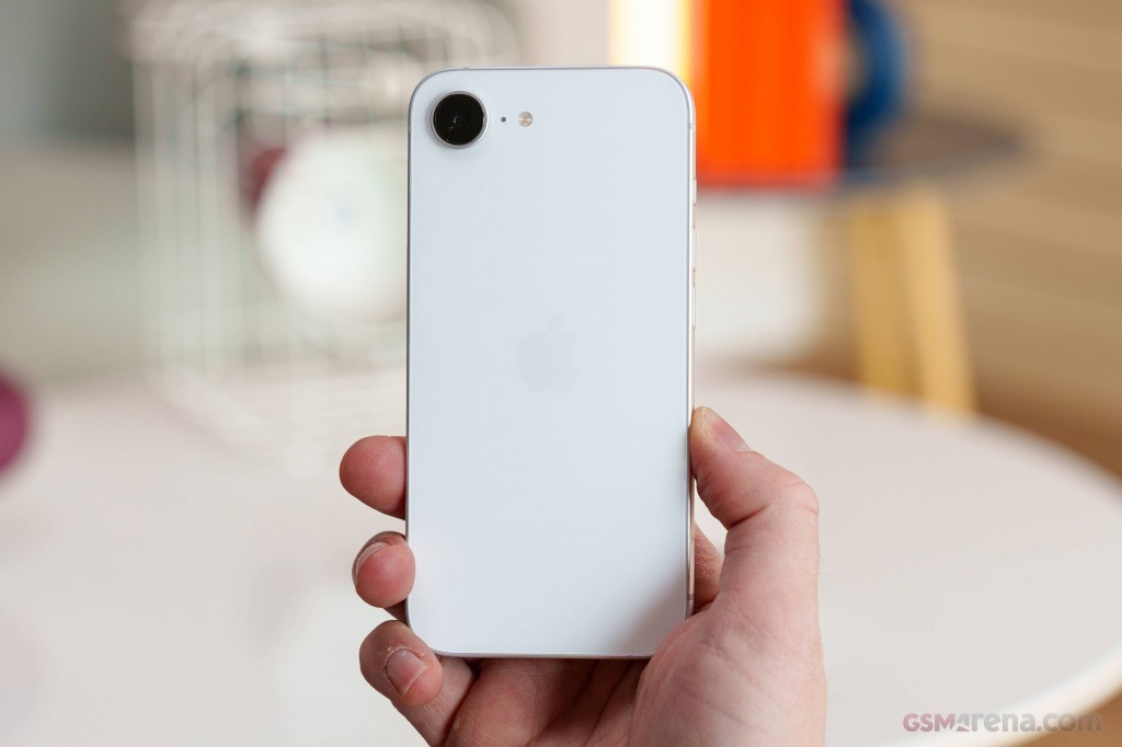 Apple iPhone 16e hands-on photo 21