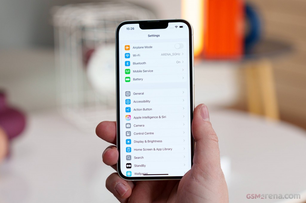 Apple iPhone 16e hands-on photo 23