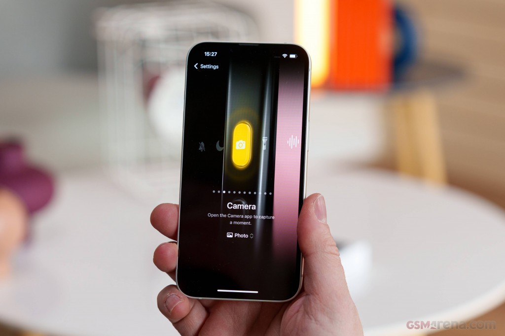 Apple iPhone 16e hands-on photo 24