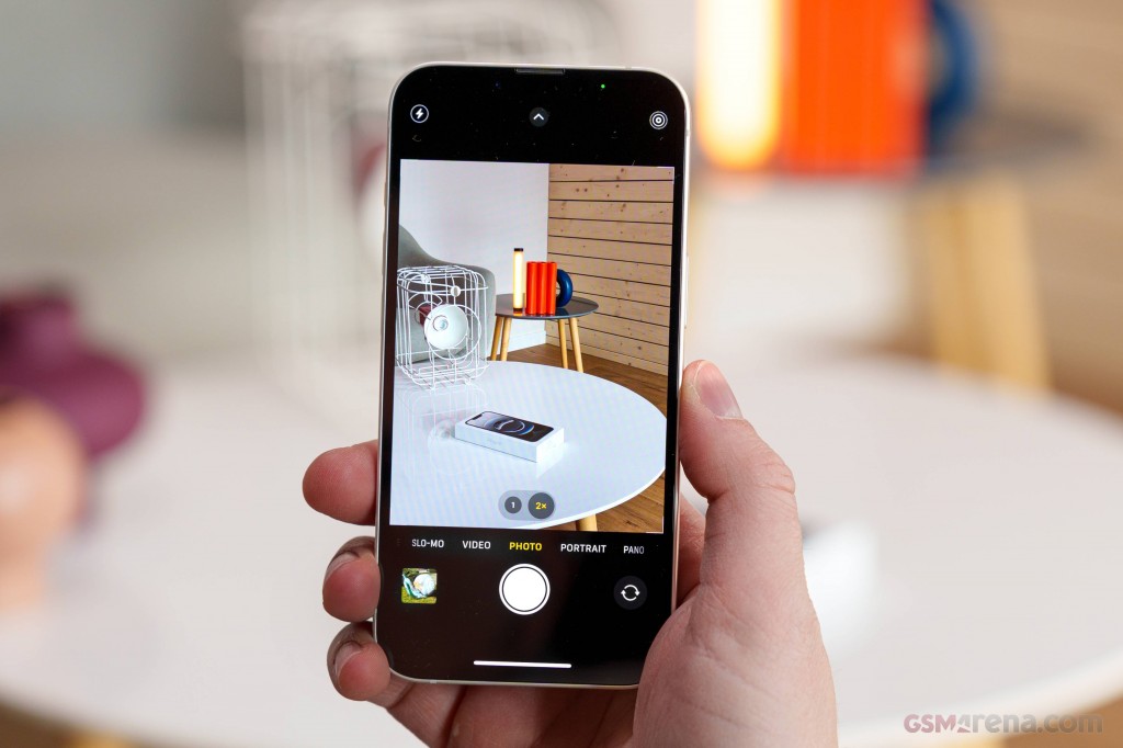 Apple iPhone 16e hands-on photo 27