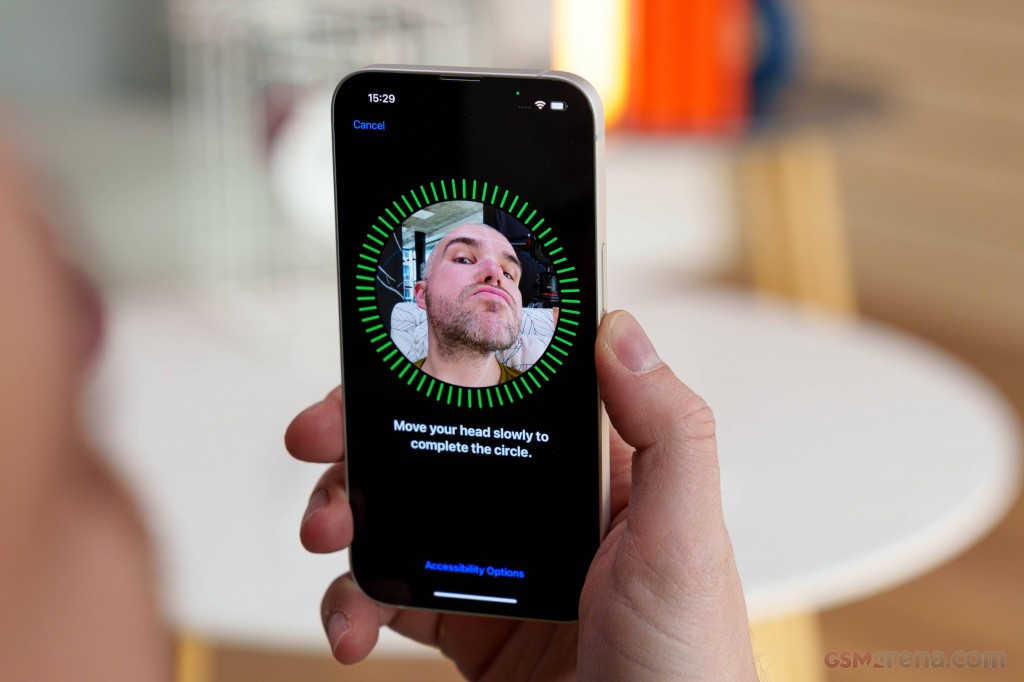 Apple iPhone 16e hands-on photo 28