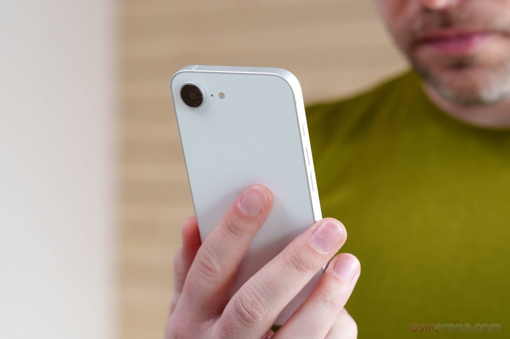 Apple iPhone 16e hands-on photo 36