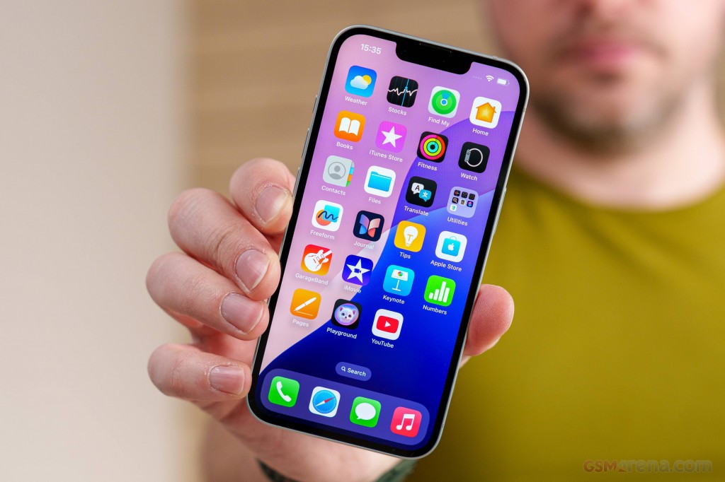 Apple iPhone 16e hands-on photo 37
