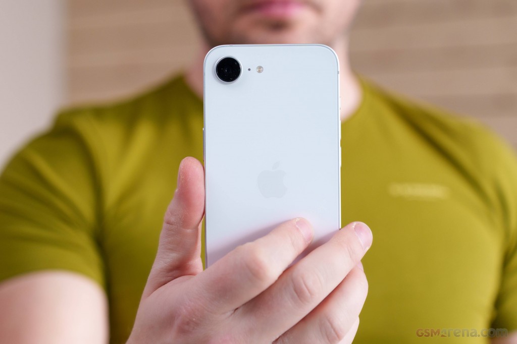 Apple iPhone 16e hands-on photo 38