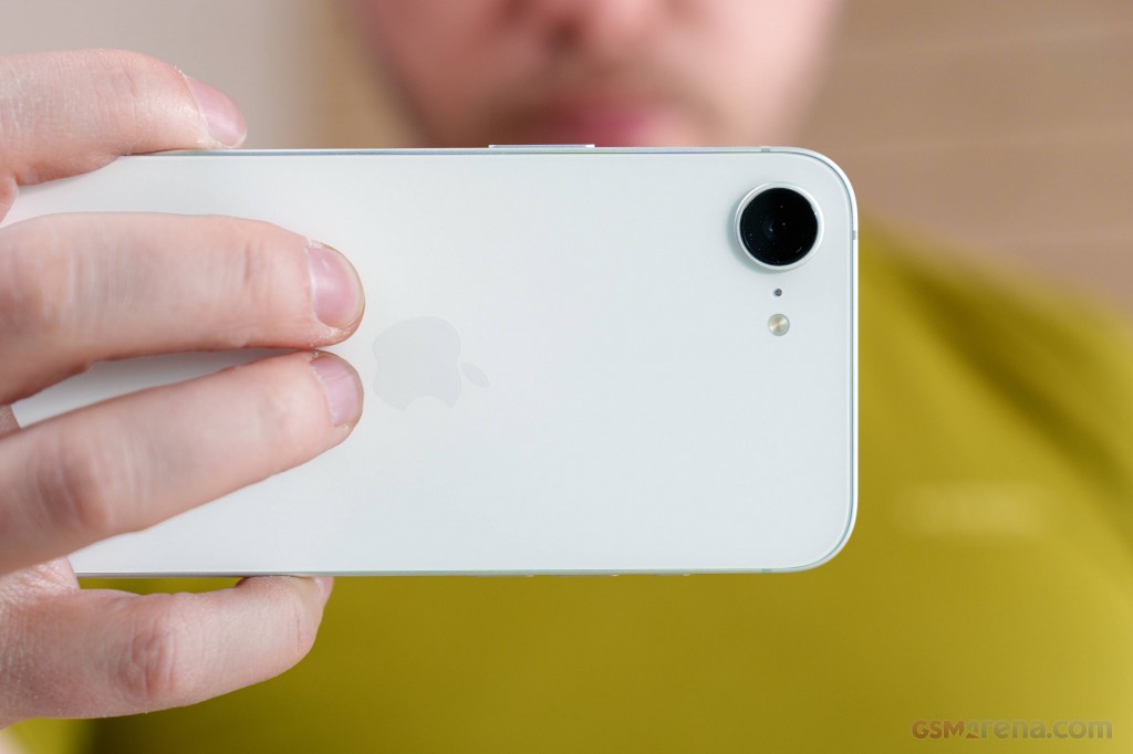 Apple iPhone 16e hands-on photo 39