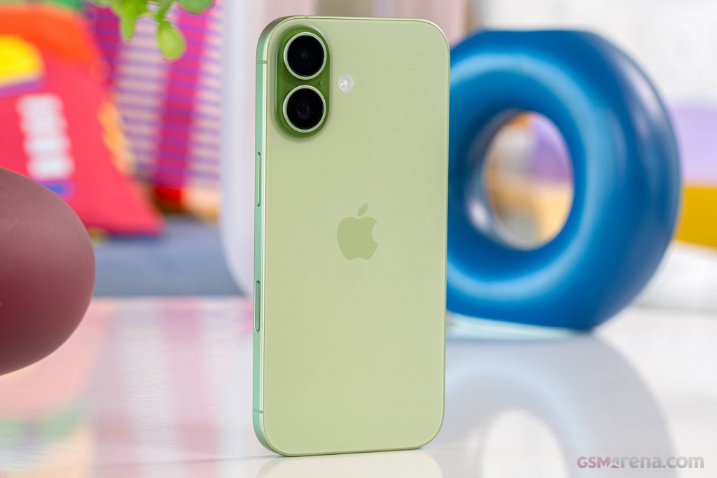 Apple iPhone 17 hands-on photo 2