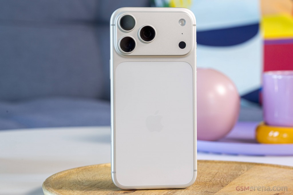 Apple iPhone 17 Pro Max hands-on photo 2