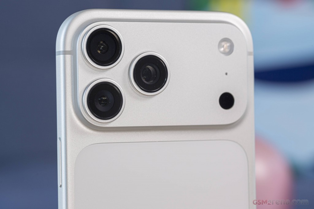Apple iPhone 17 Pro Max hands-on photo 6