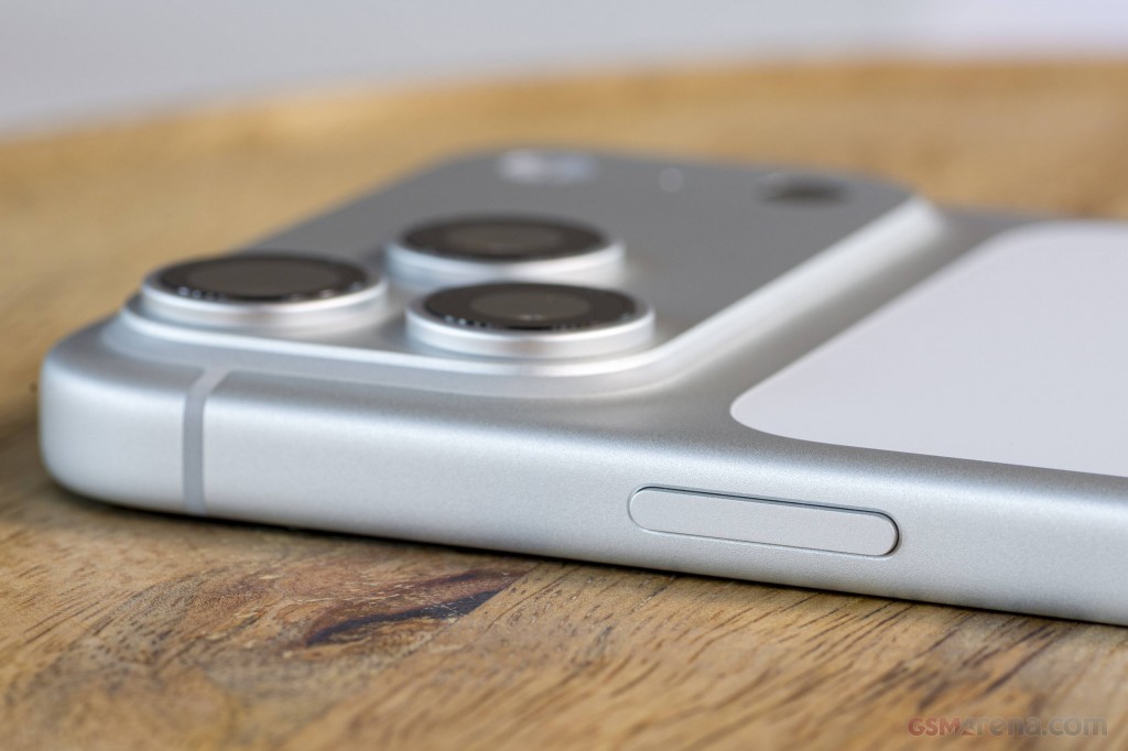 Apple iPhone 17 Pro Max hands-on photo 12