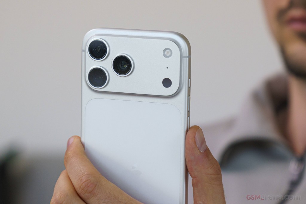 Apple iPhone 17 Pro Max hands-on photo 18