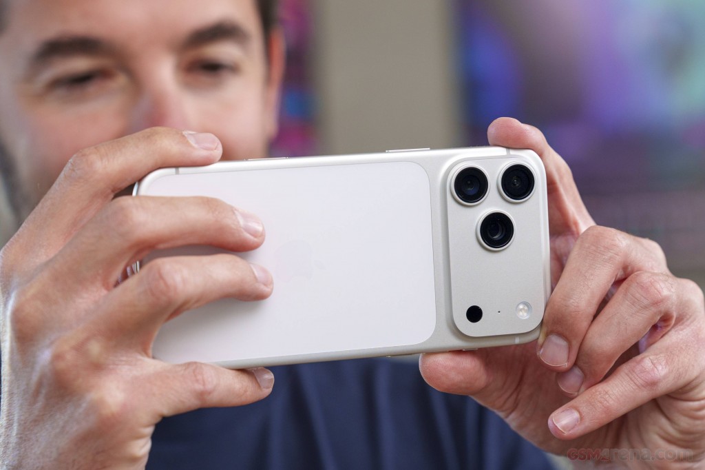 Apple iPhone 17 Pro Max hands-on photo 21