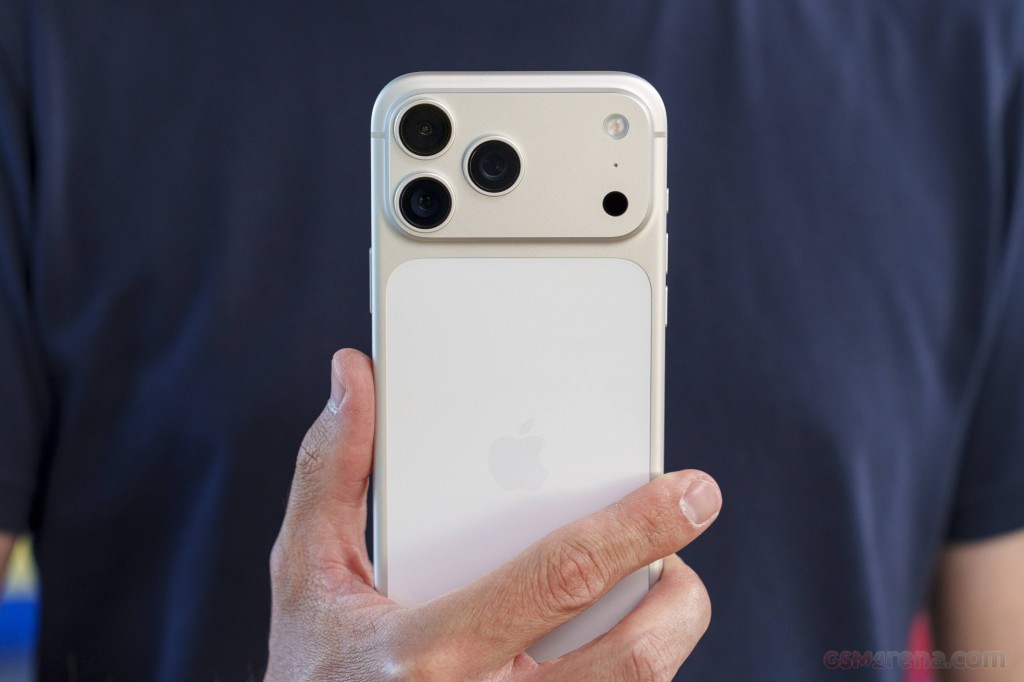 Apple iPhone 17 Pro Max hands-on photo 24