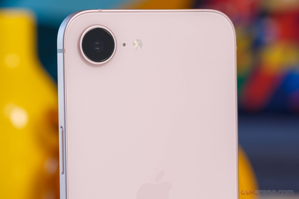 Apple iPhone 17e hands-on photo 5