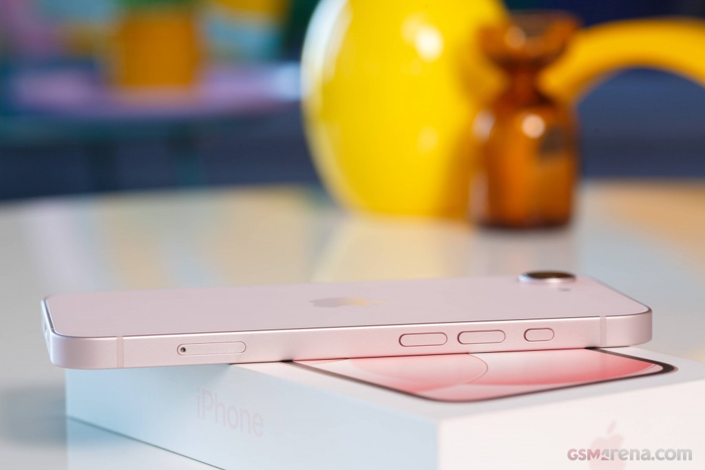 Apple iPhone 17e hands-on photo 6