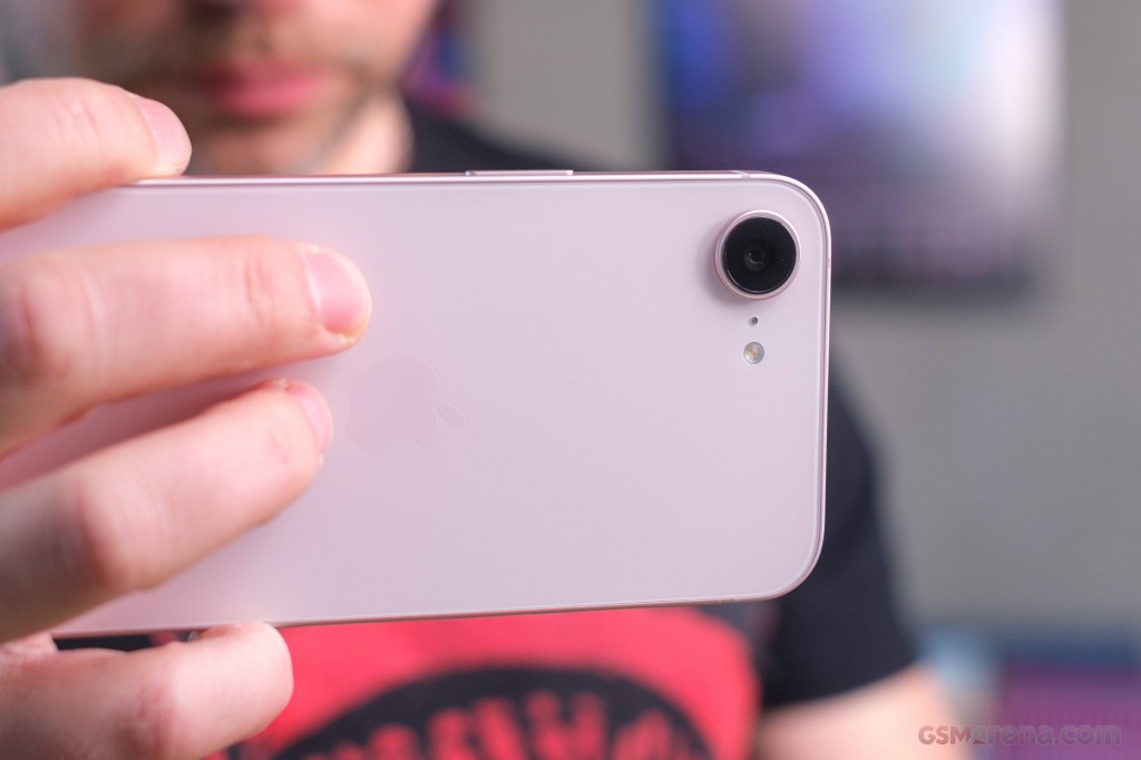 Apple iPhone 17e hands-on photo 8