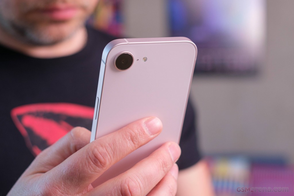 Apple iPhone 17e hands-on photo 9