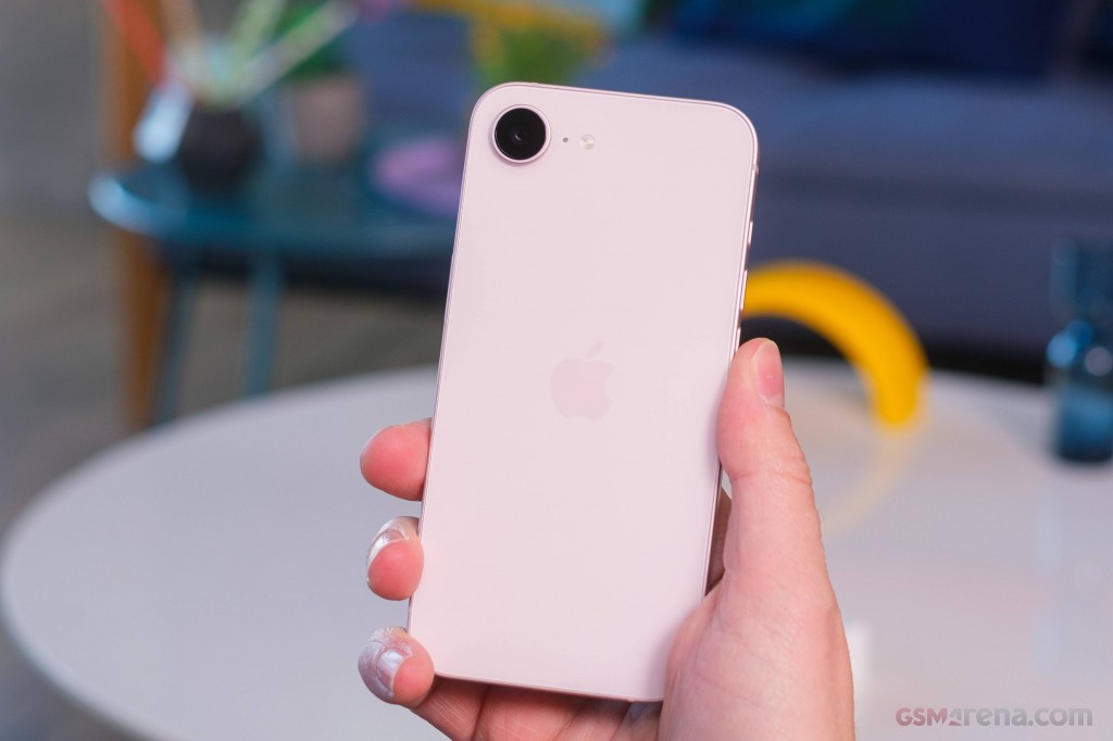 Apple iPhone 17e hands-on photo 12