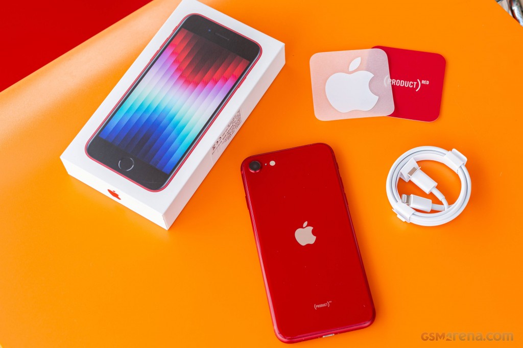 Apple iPhone SE (2022) hands-on photo 1
