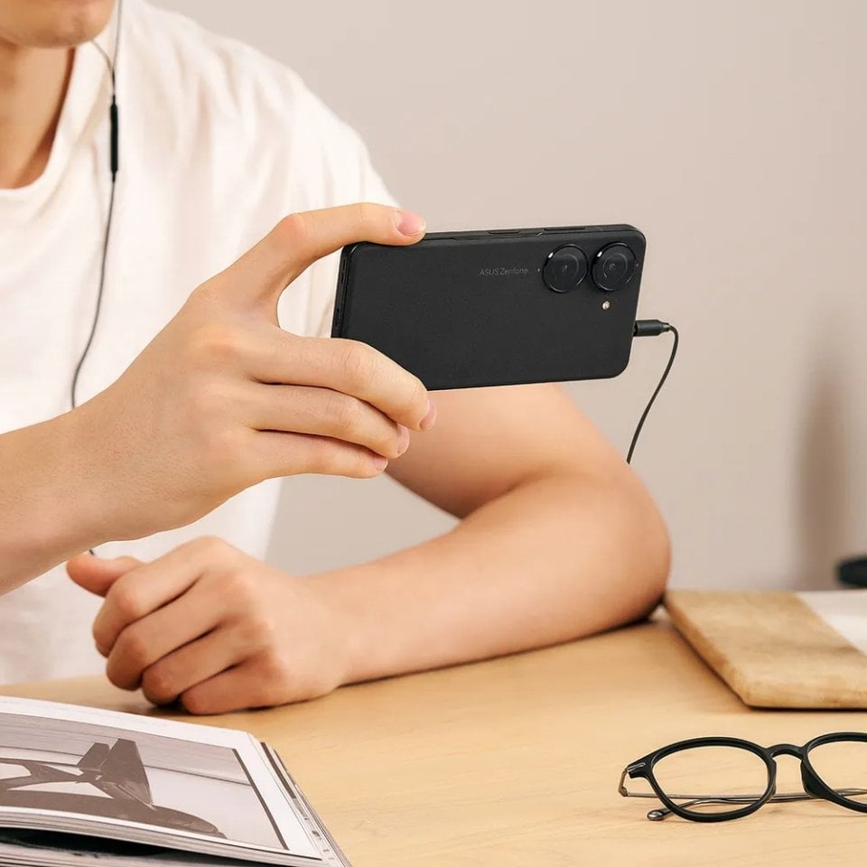 Asus Zenfone 10 view 14