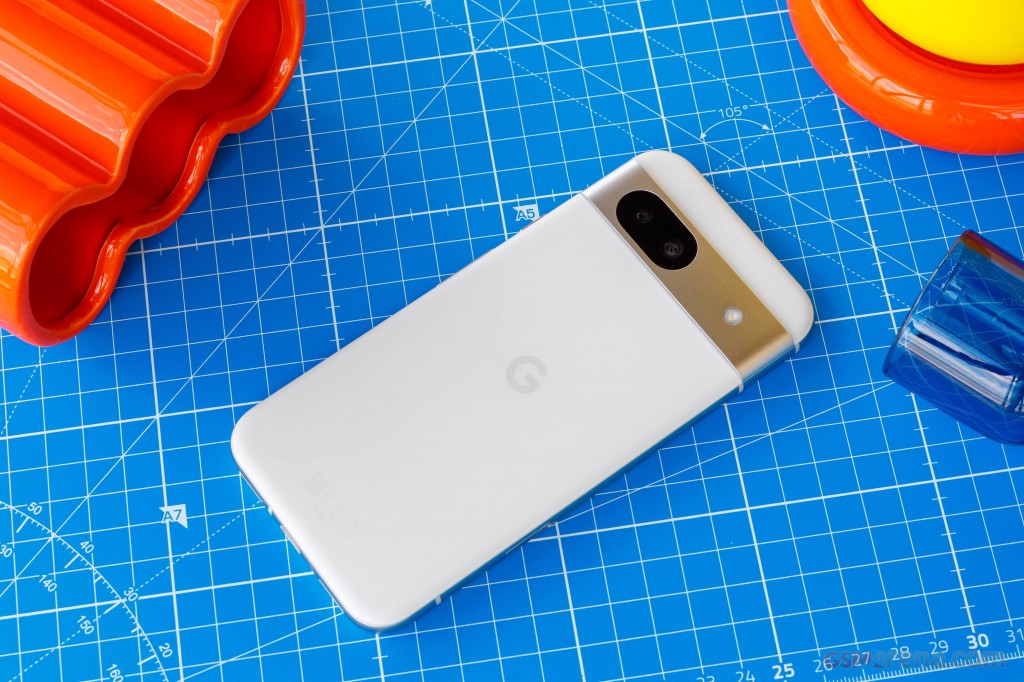 Google Pixel 8a hands-on photo 1
