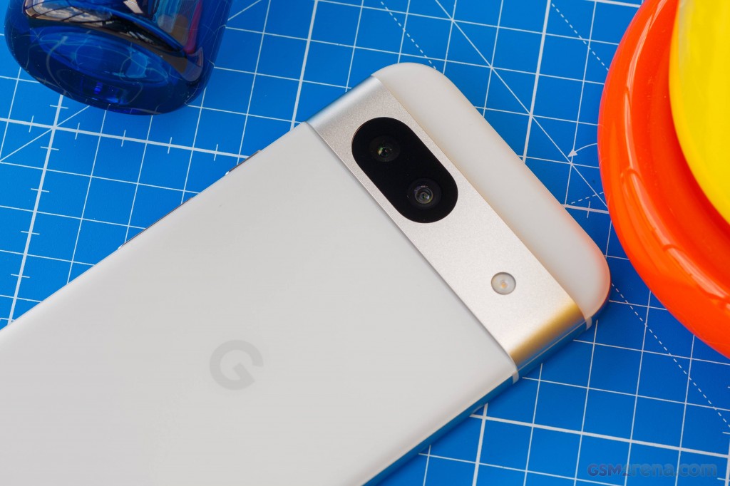 Google Pixel 8a hands-on photo 4