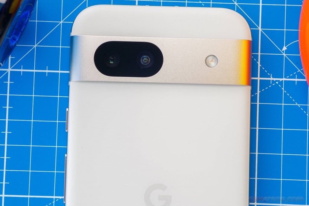 Google Pixel 8a hands-on photo 5