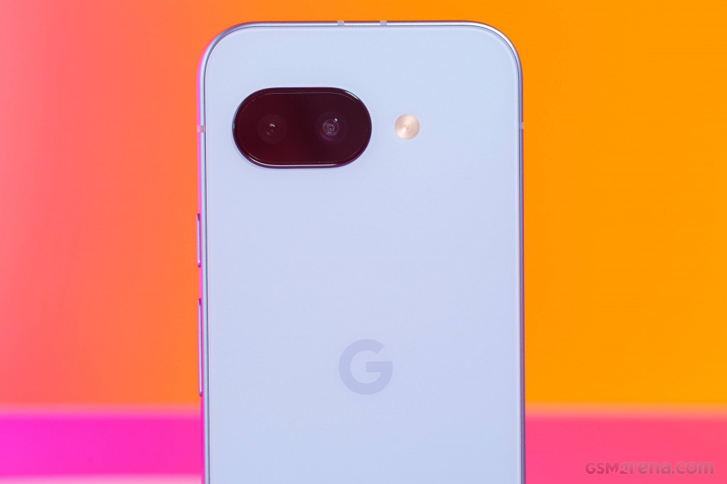 Google Pixel 9a hands-on photo 3