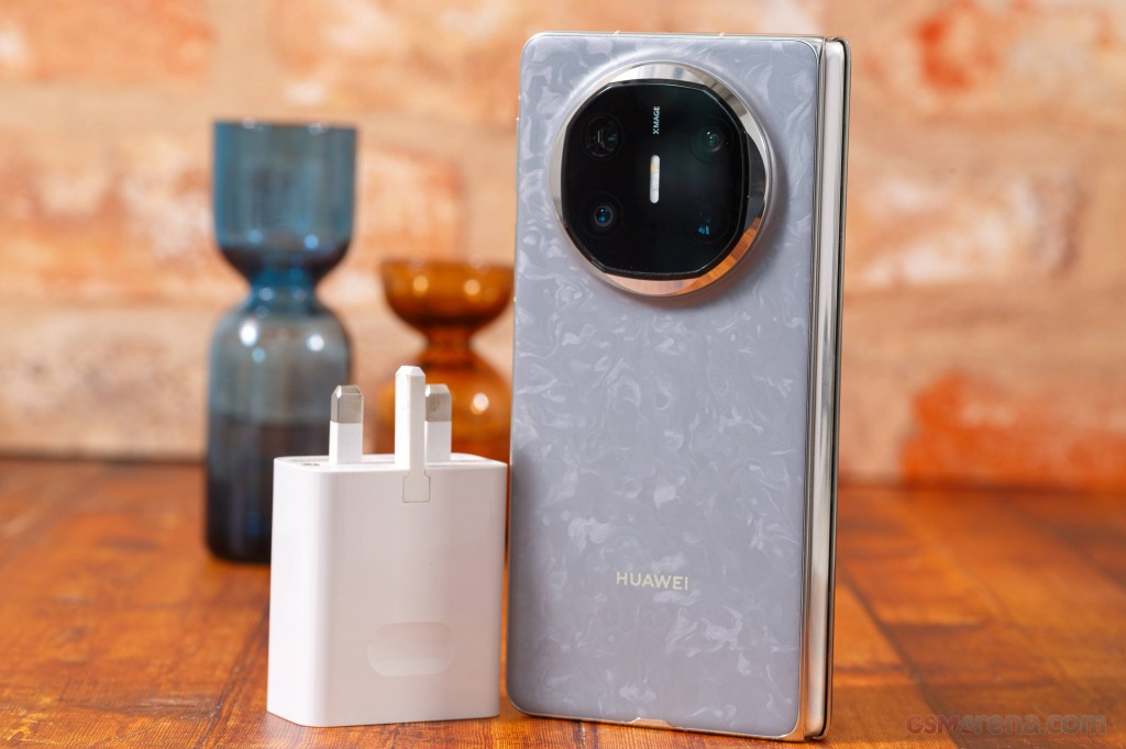 Huawei Mate X6 hands-on photo 2