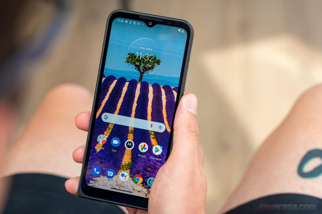 Motorola Defy (2021) hands-on photo 18