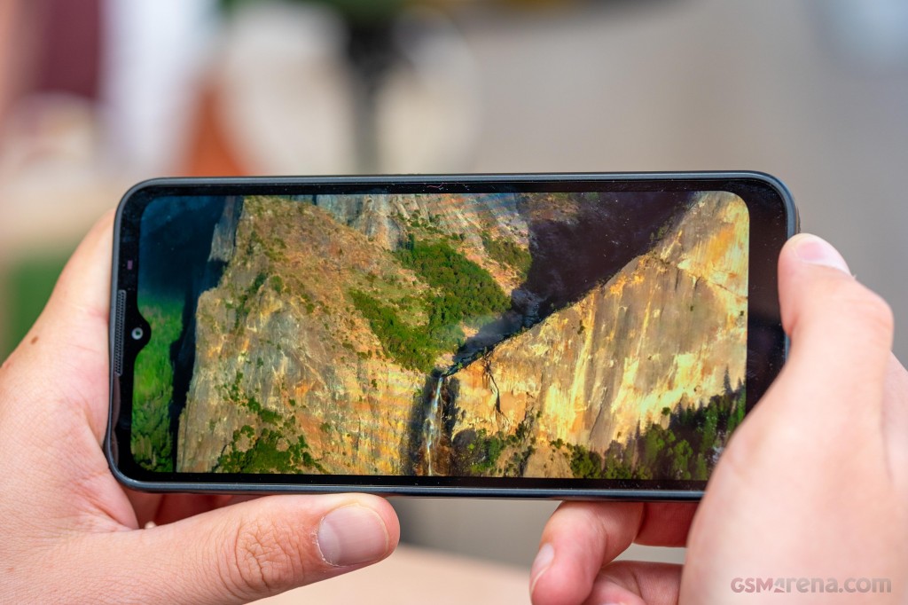 Motorola Defy (2021) hands-on photo 23