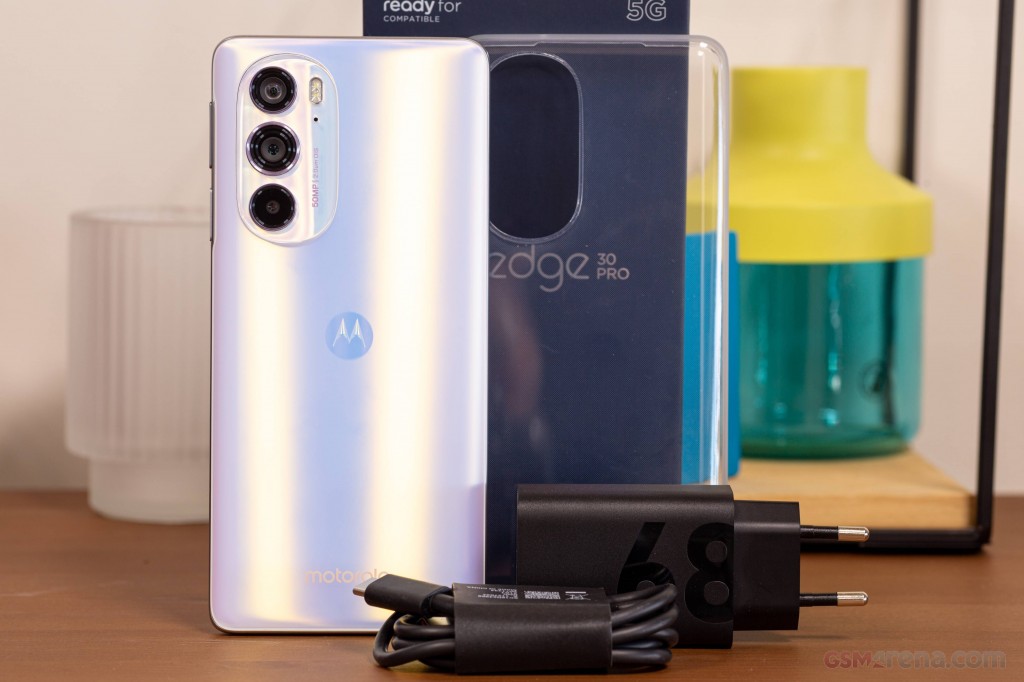 Motorola Edge 30 Pro hands-on photo 1