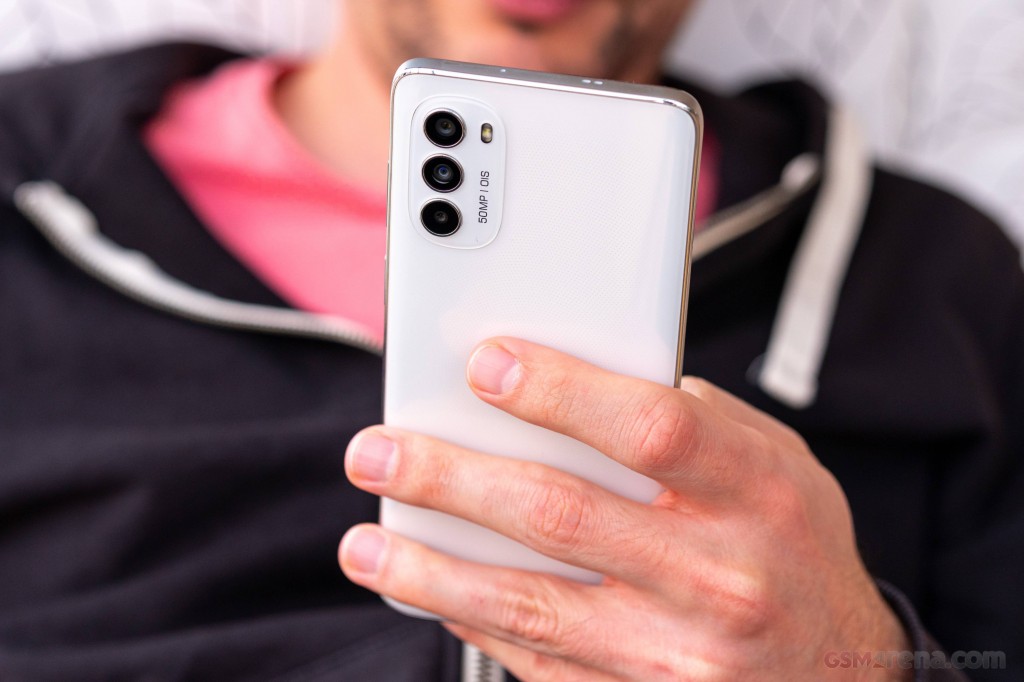 Motorola Moto G82 hands-on photo 16