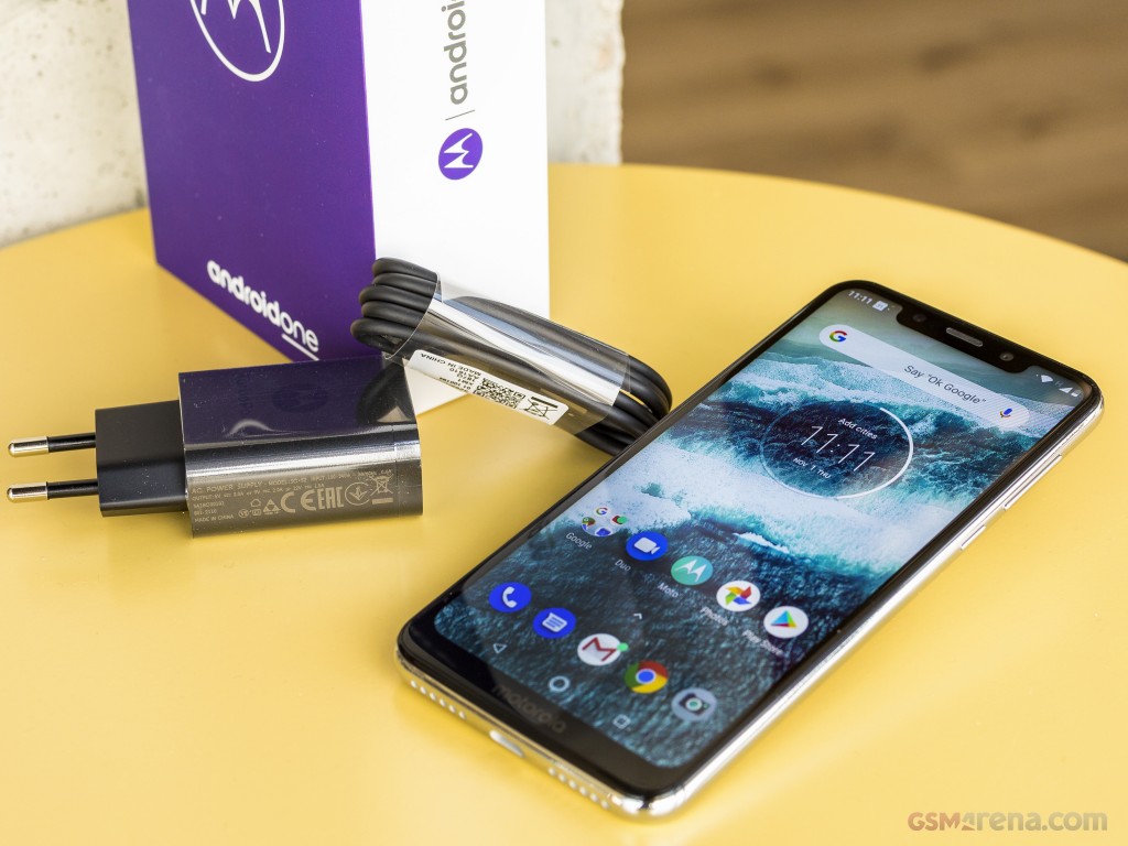 Motorola One (P30 Play) hands-on photo 1
