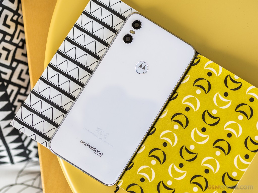 Motorola One (P30 Play) hands-on photo 3