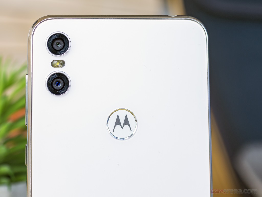 Motorola One (P30 Play) hands-on photo 4