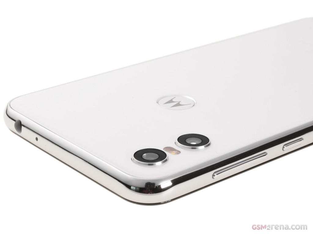Motorola One (P30 Play) hands-on photo 9